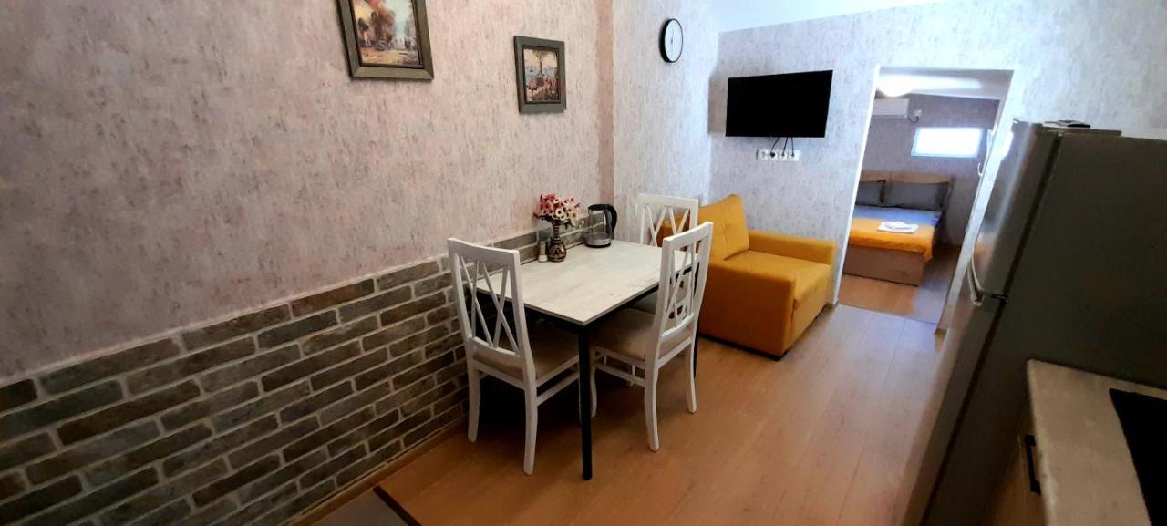 Yellow Apartment Tiflis Exterior foto