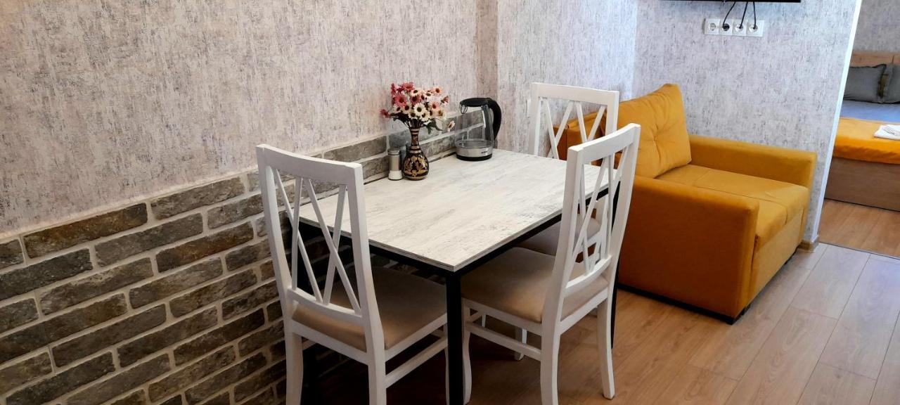 Yellow Apartment Tiflis Exterior foto